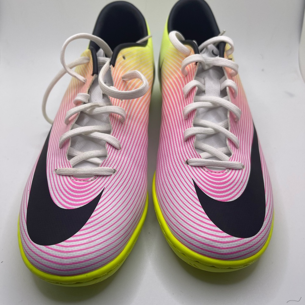 Nike mercrucial soccer shoe flat 8.5 women excellent condition